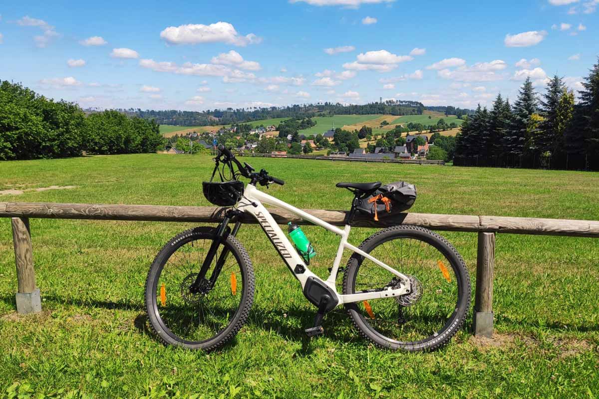 Ferienhaus Winterbergblick in Hinterhermsdorf - E-Bike mit Landschaft