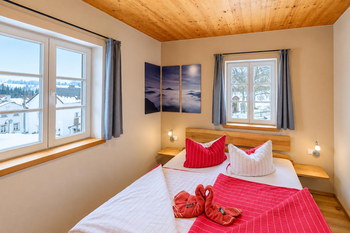 Ferienwohnung Goldstein – Schlafzimmer Ferienhaus Winterbergblick in Hinterhermsdorf - Ferienwohnung Goldstein - Schlafzimmer mit Doppelbett