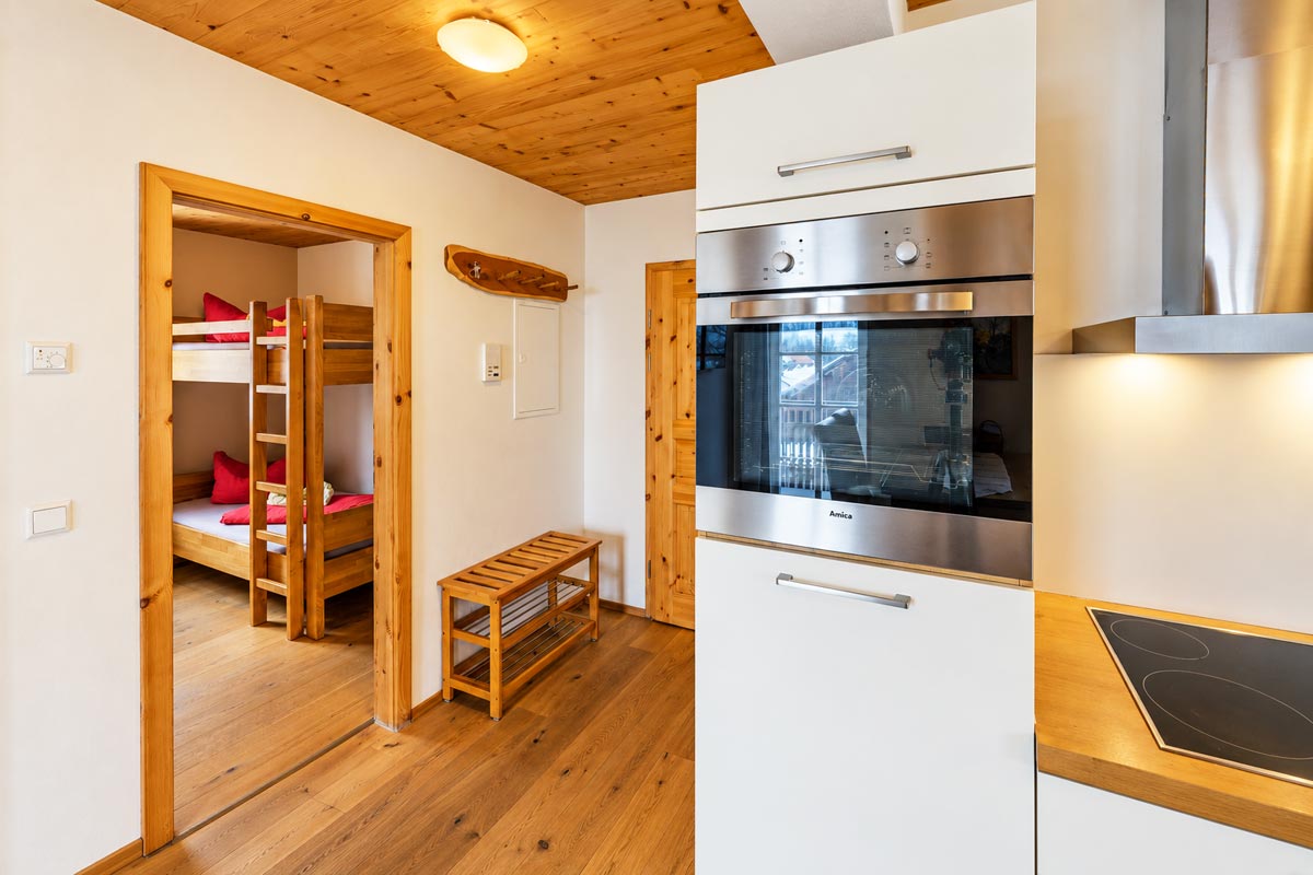 Ferienwohnung Goldstein – Wohnküche Ferienhaus Winterbergblick in Hinterhermsdorf - Ferienwohnung Goldstein - Wohnküche mit Blick in das Kinderzimmer