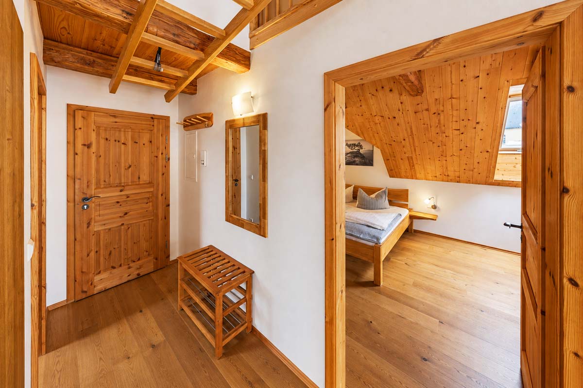 Ferienwohnung Kanstein – Flur Ferienhaus Winterbergblick in Hinterhermsdorf - Ferienwohnung Kanstein - Flur mit Leiter zur Galerie