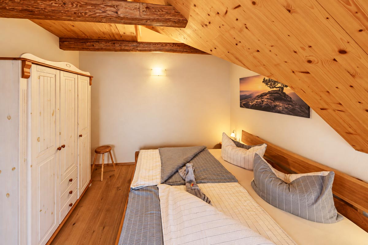 Ferienwohnung Kanstein – Schlafzimmer Ferienhaus Winterbergblick in Hinterhermsdorf - Ferienwohnung Kanstein - Schlafzimmer mit Kleiderschrank