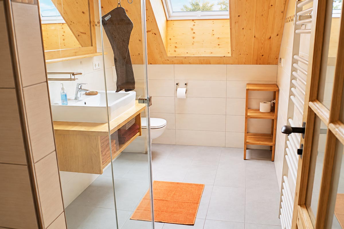 Ferienwohnung Lorenzstein – Badezimmer Ferienhaus Winterbergblick in Hinterhermsdorf - Ferienwohnung Lorenzstein - Badezimmer mit Dusche