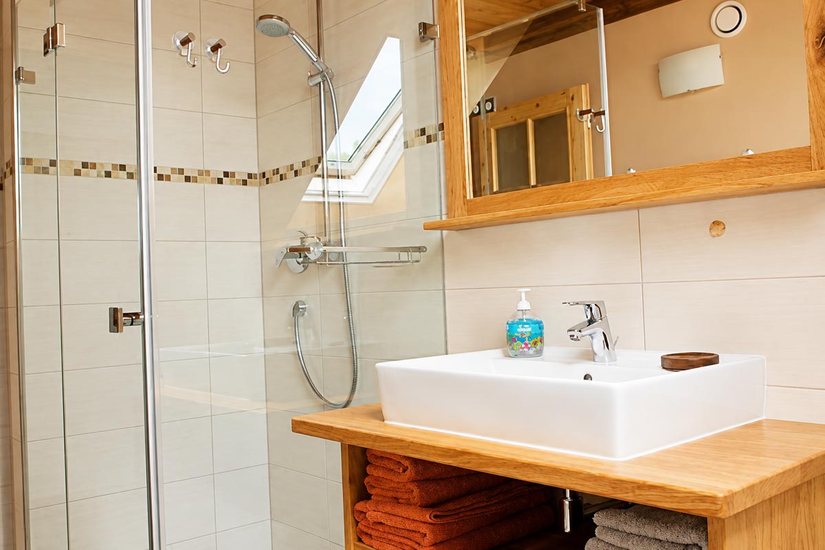 Ferienwohnung Lorenzstein – Badezimmer Ferienhaus Winterbergblick in Hinterhermsdorf - Ferienwohnung Lorenzstein - Badezimmer mit Waschbecken