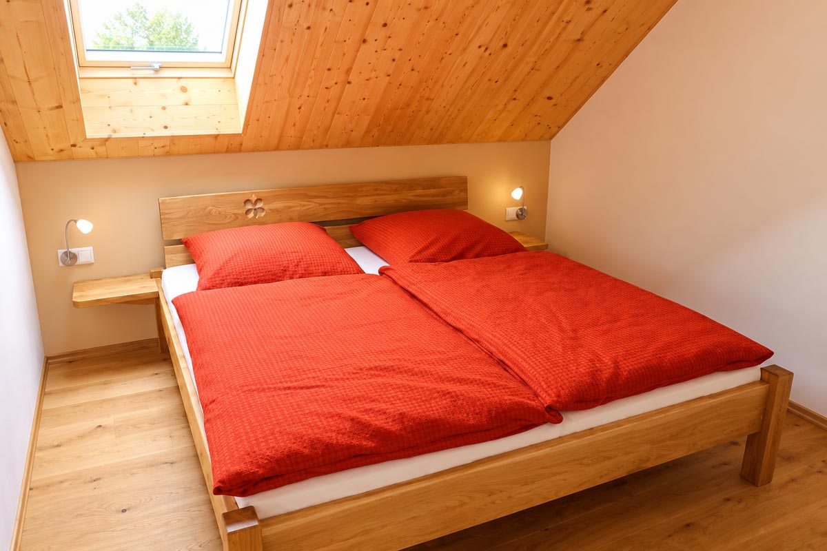 Ferienwohnung Lorenzstein – Schlafzimmer Ferienhaus Winterbergblick in Hinterhermsdorf - Ferienwohnung Lorenzstein - Schlafzimmer mit Doppelbett