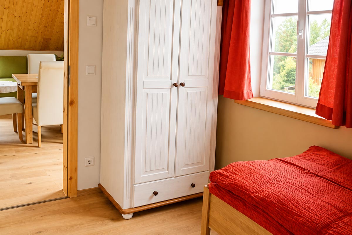 Ferienwohnung Lorenzstein – Schlafzimmer Ferienhaus Winterbergblick in Hinterhermsdorf - Ferienwohnung Lorenzstein - Schlafzimmer mit Kleiderschrank