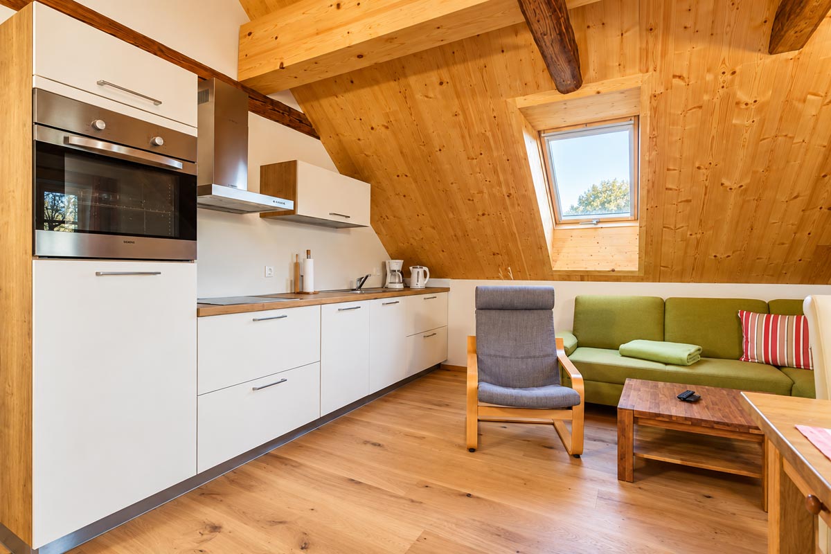 Ferienwohnung Lorenzstein – Wohnküche Ferienhaus Winterbergblick in Hinterhermsdorf - Ferienwohnung Lorenzstein - Wohnküche mit Couch