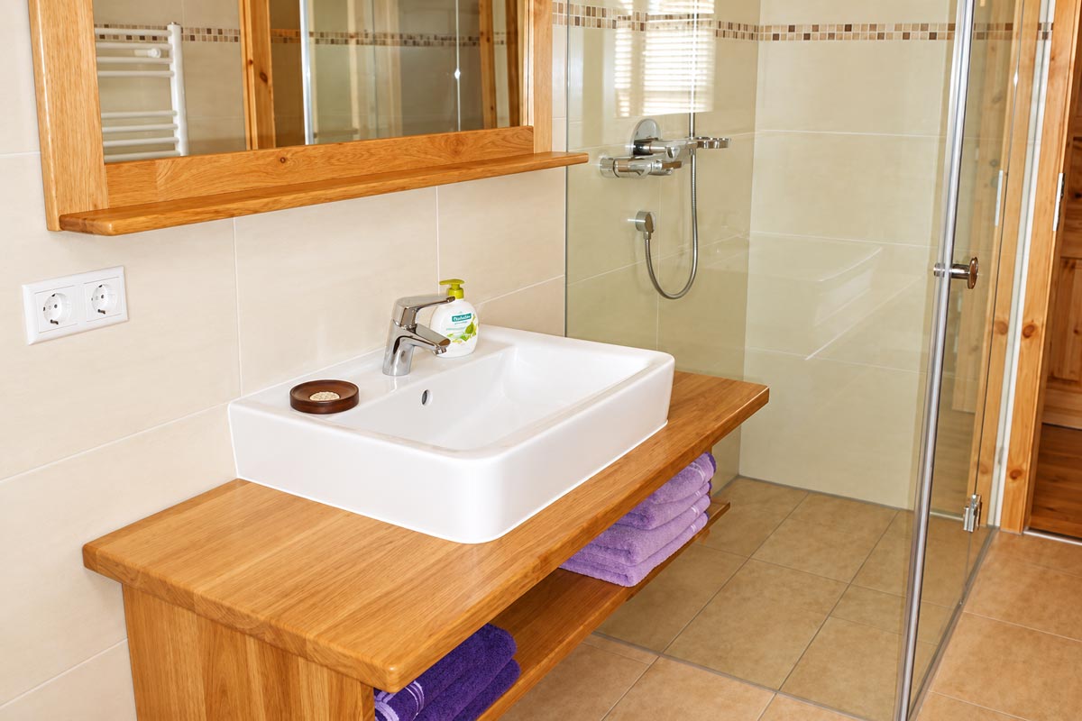 Ferienwohnung Teichstein – Badezimmer Ferienhaus Winterbergblick in Hinterhermsdorf - Ferienwohnung Teichstein - Badezimmer mit Dusche