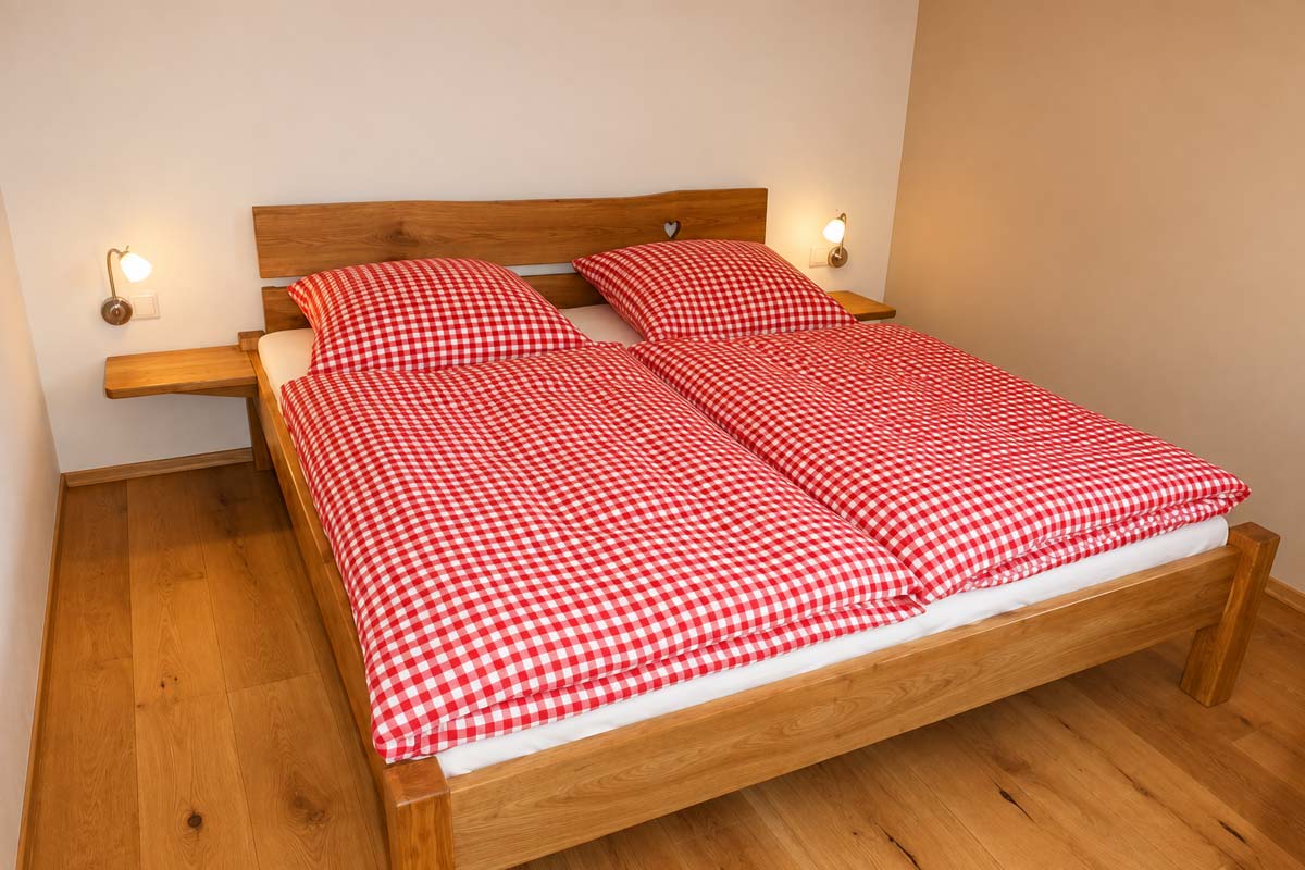Ferienwohnung Teichstein – Schlafzimmer Ferienhaus Winterbergblick in Hinterhermsdorf - Ferienwohnung Teichstein - Schlafzimmer mit Doppelbett