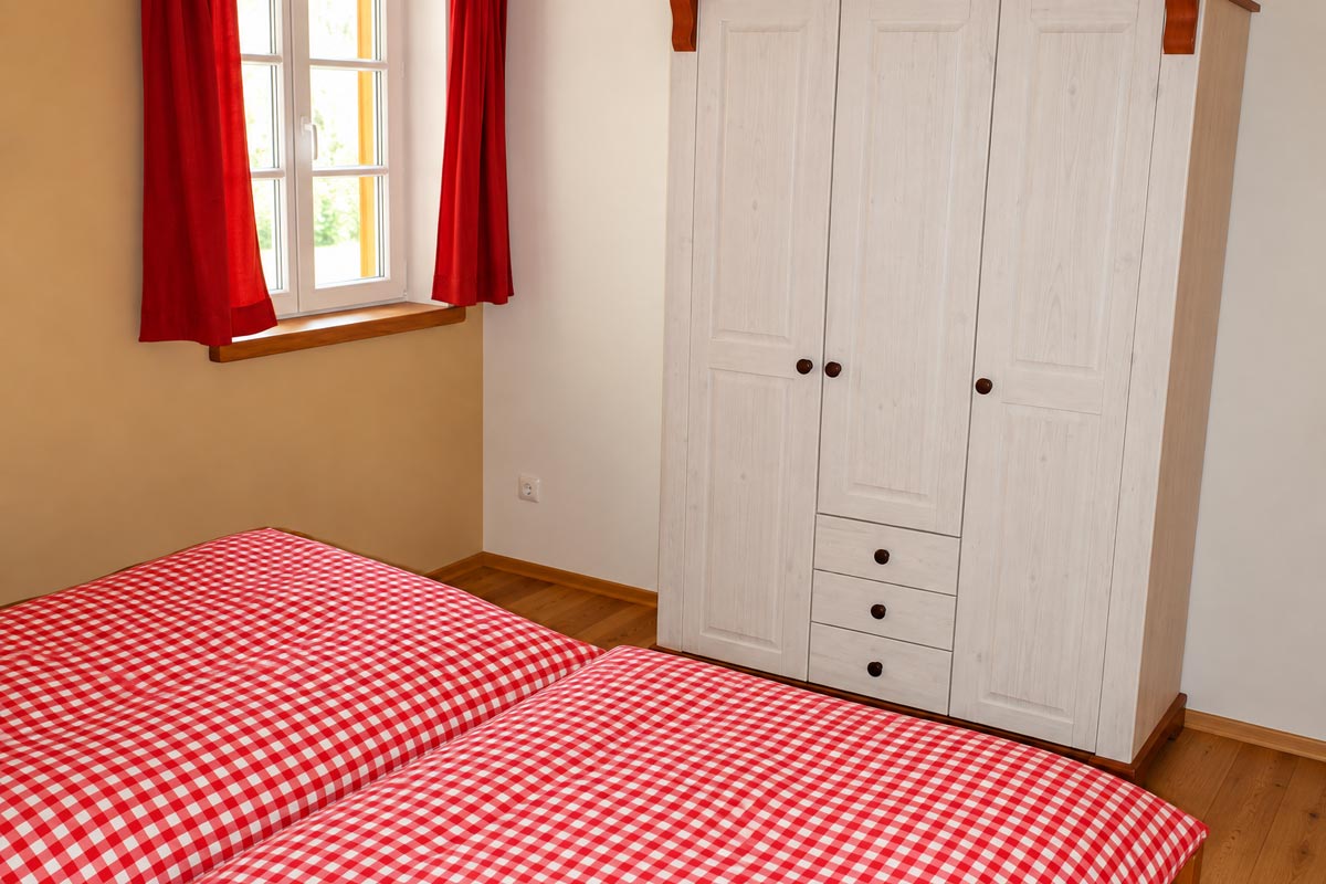 Ferienwohnung Teichstein – Schlafzimmer Ferienhaus Winterbergblick in Hinterhermsdorf - Ferienwohnung Teichstein - Schlafzimmer mit Kleiderschrank