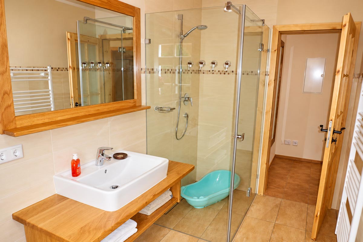 Ferienwohnung Winterstein – Badezimmer Ferienhaus Winterbergblick in Hinterhermsdorf - Ferienwohnung Winterstein - Badezimmer mit Dusche