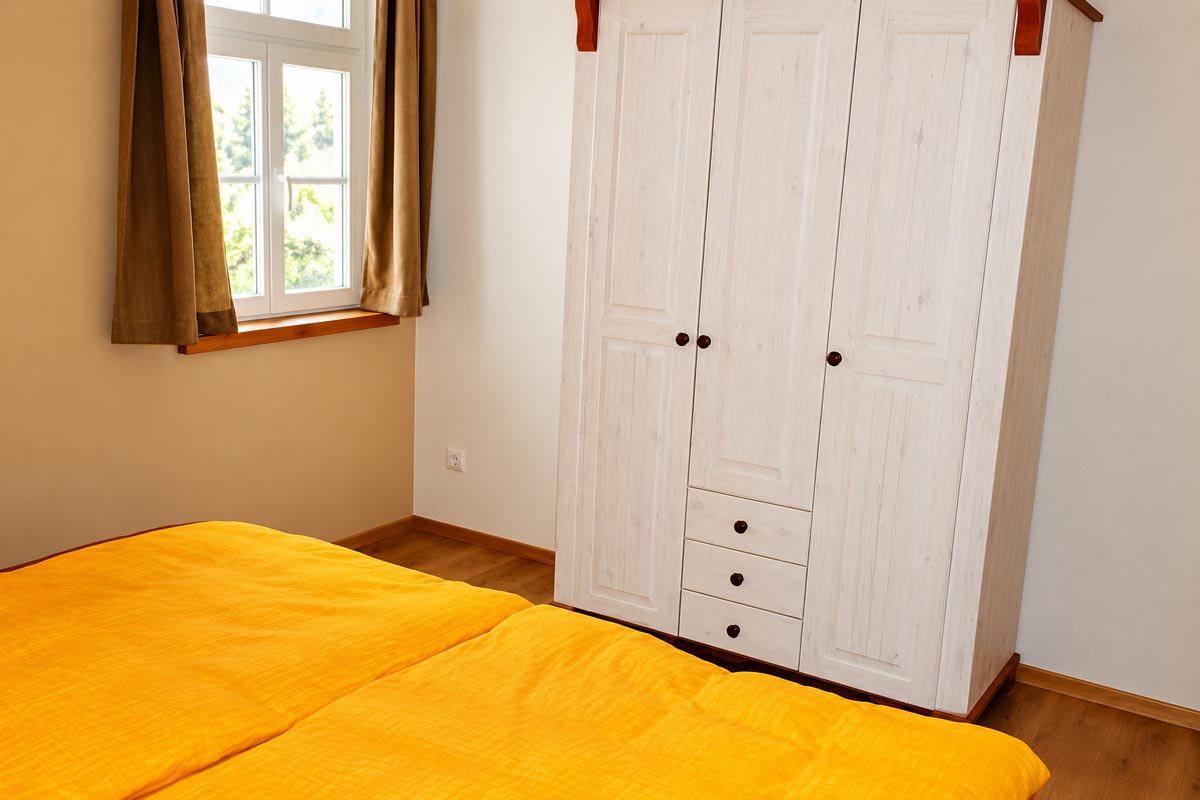 Ferienwohnung Winterstein – Schlafzimmer Ferienhaus Winterbergblick in Hinterhermsdorf - Ferienwohnung Winterstein - Schlafzimmer mit Kleiderschrank