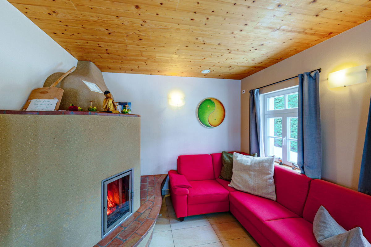 Ferienhaus Winterbergblick in Hinterhermsdorf – Gemeinschaftsraum mit Kaminecke und Couch Ferienhaus Winterbergblick in Hinterhermsdorf - Gemeinschaftsraum mit Kaminecke und Couch