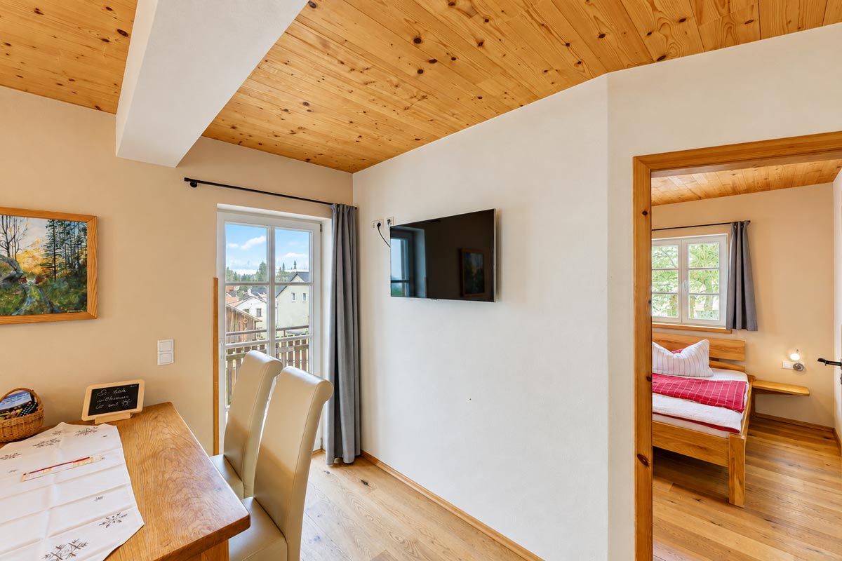 Ferienwohnung Goldstein – Wohnzimmer Ferienhaus Winterbergblick in Hinterhermsdorf - Ferienwohnung Goldstein - Wohnzimmer mit Esstisch